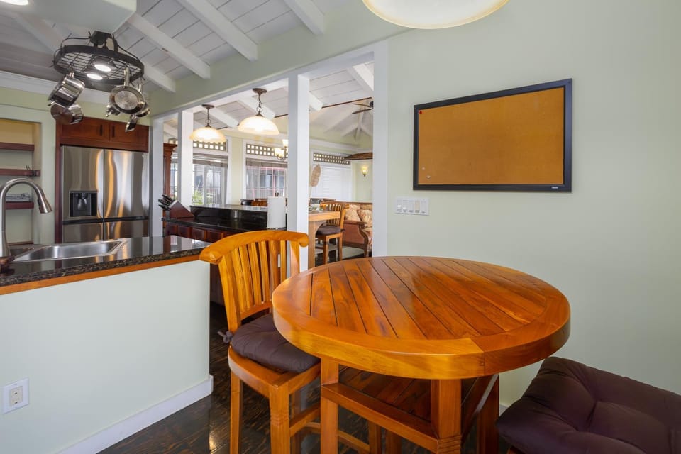 Kitchen or kitchenette, Seating area, Dining area