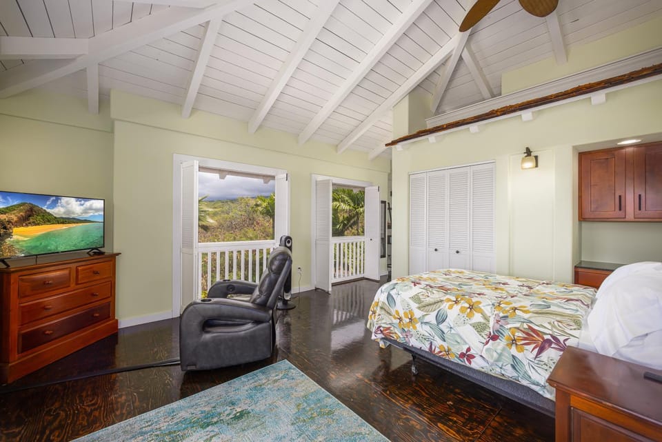Bed, Natural landscape, TV and multimedia, View (from property/room), Photo of the whole room, Seating area, Bedroom