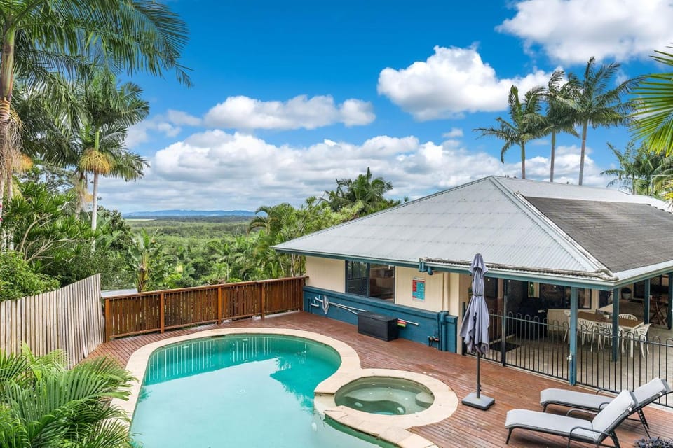 Property building, Patio, Natural landscape, Pool view, Swimming pool, Swimming pool, Sports, sunbed