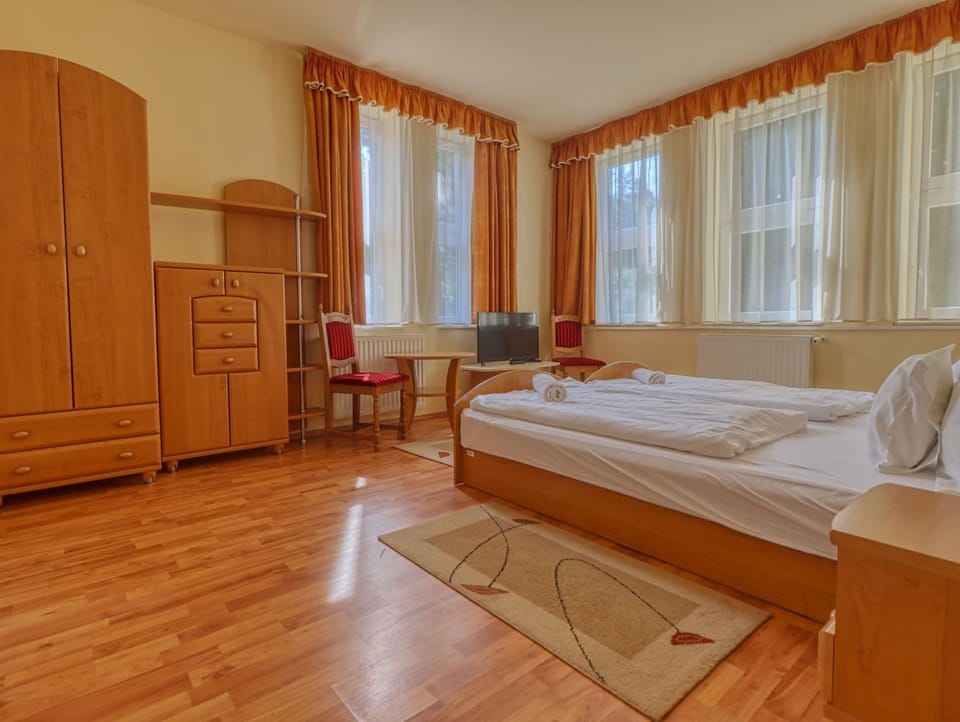 Villa Park Apartmanház Apartment hotel in Hungary