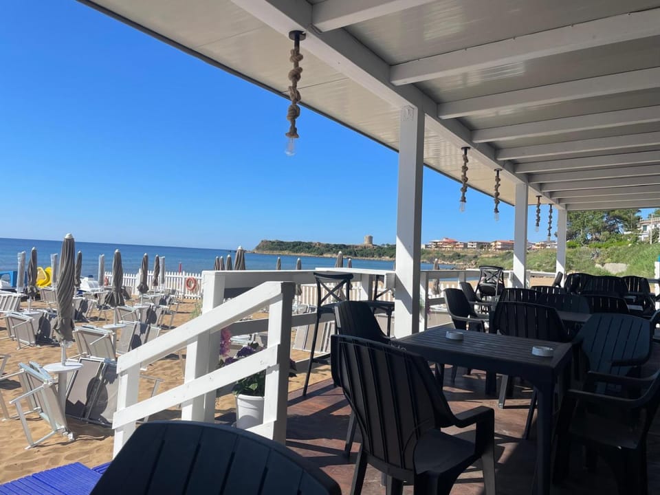 Patio, Restaurant/places to eat, Day, Natural landscape, View (from property/room), Banquet/Function facilities, Sea view