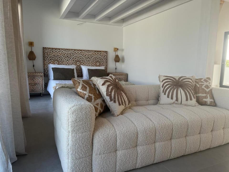 Bed, Living room, Photo of the whole room, Bedroom
