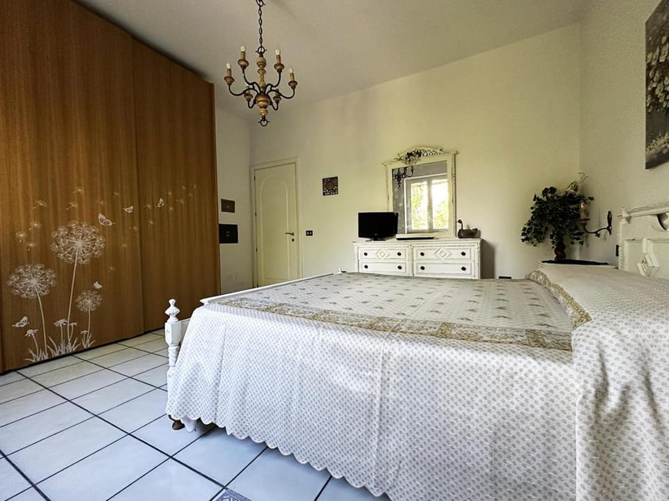 Bed, TV and multimedia, Photo of the whole room, Bedroom, wardrobe