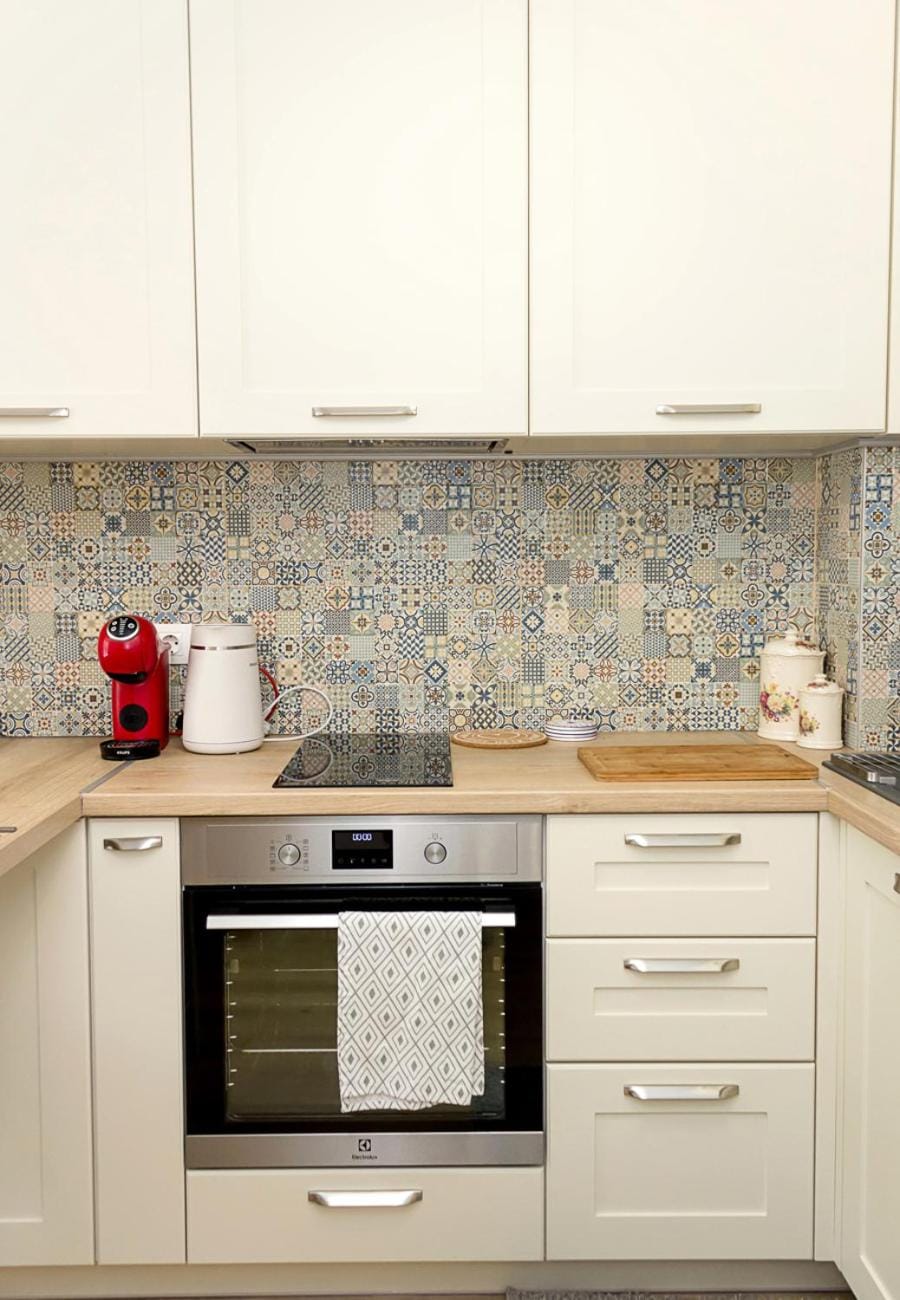 Coffee/tea facilities, Kitchen or kitchenette, stove