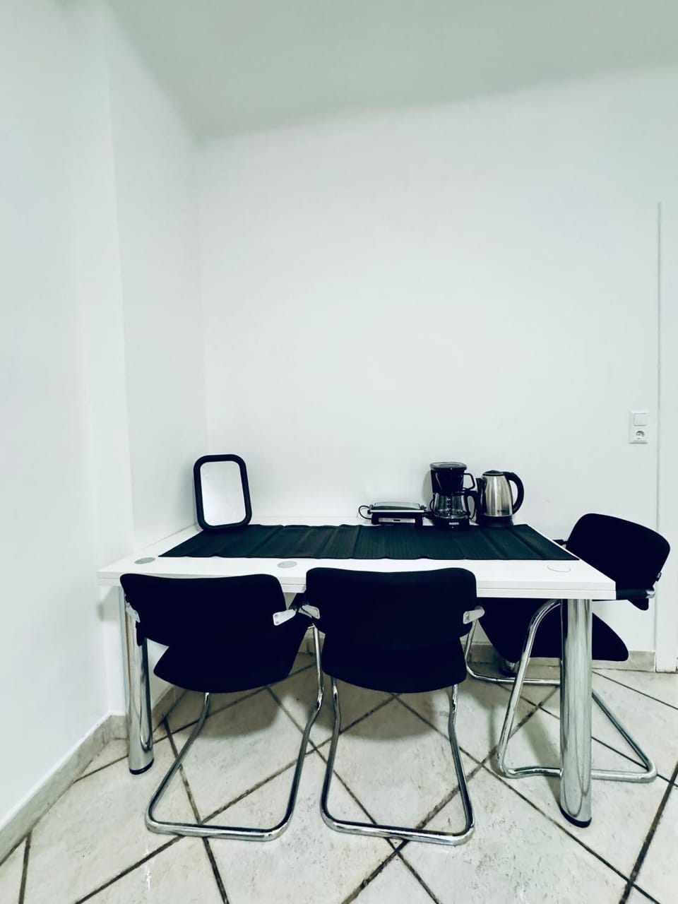 Coffee/tea facilities, Kitchen or kitchenette, Dining area