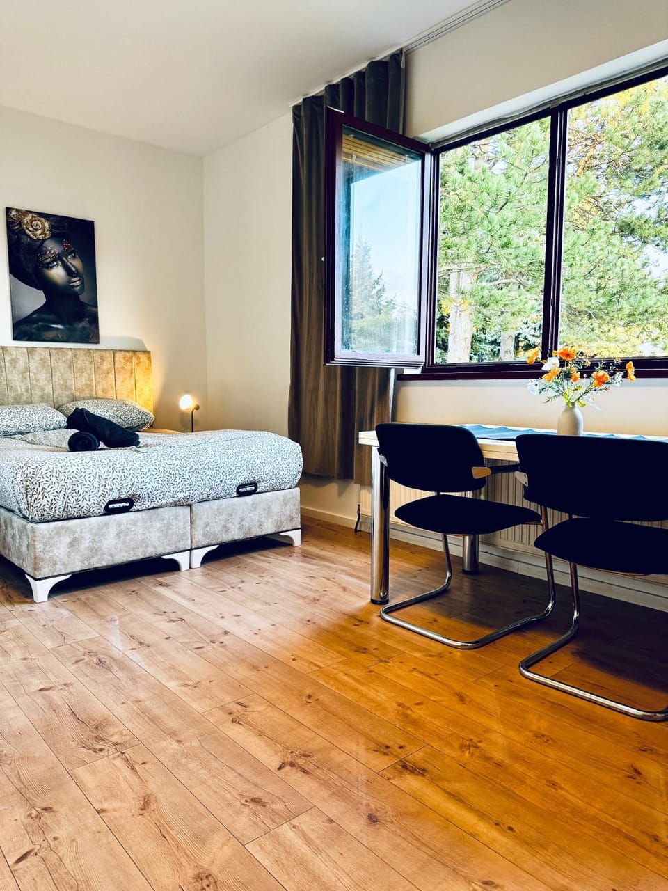 Bed, Seating area, Dining area, Bedroom