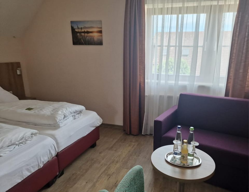 Bed, Photo of the whole room, Seating area, Bedroom