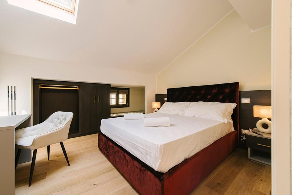 Bed, Living room, Photo of the whole room, Seating area, Bedroom, towels