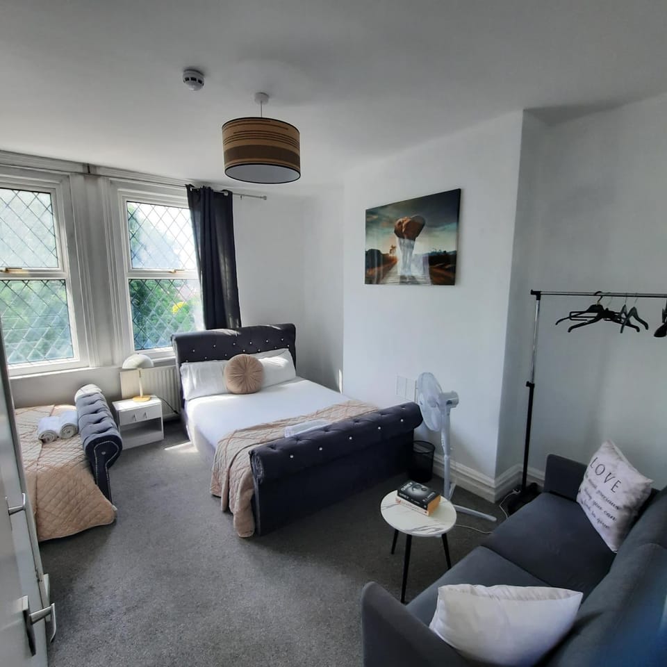 Bed, Photo of the whole room, Seating area, Bedroom