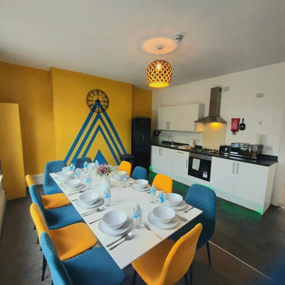 Kitchen or kitchenette, Dining area, stove