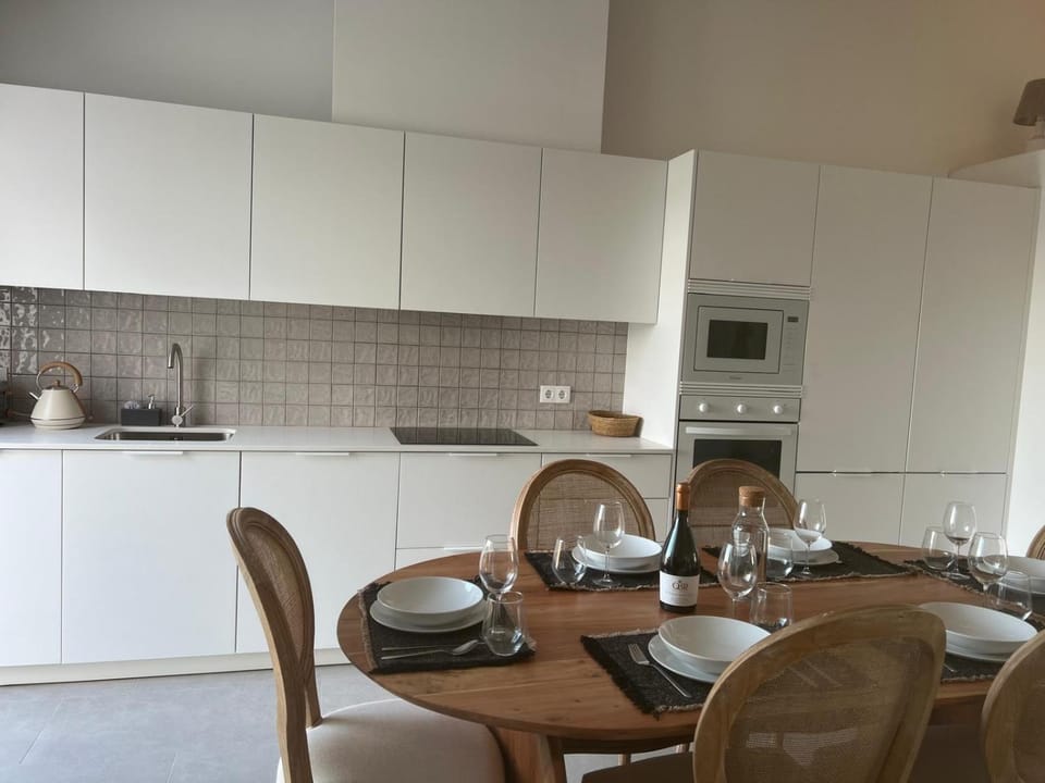 Coffee/tea facilities, Kitchen or kitchenette, Dining area, stove