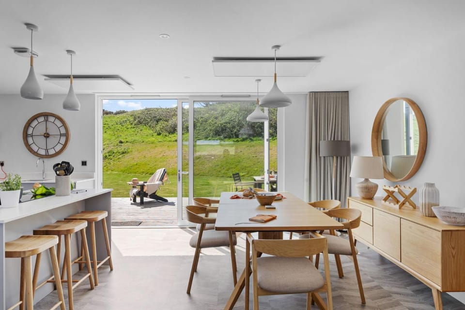 Kitchen or kitchenette, Seating area, Dining area