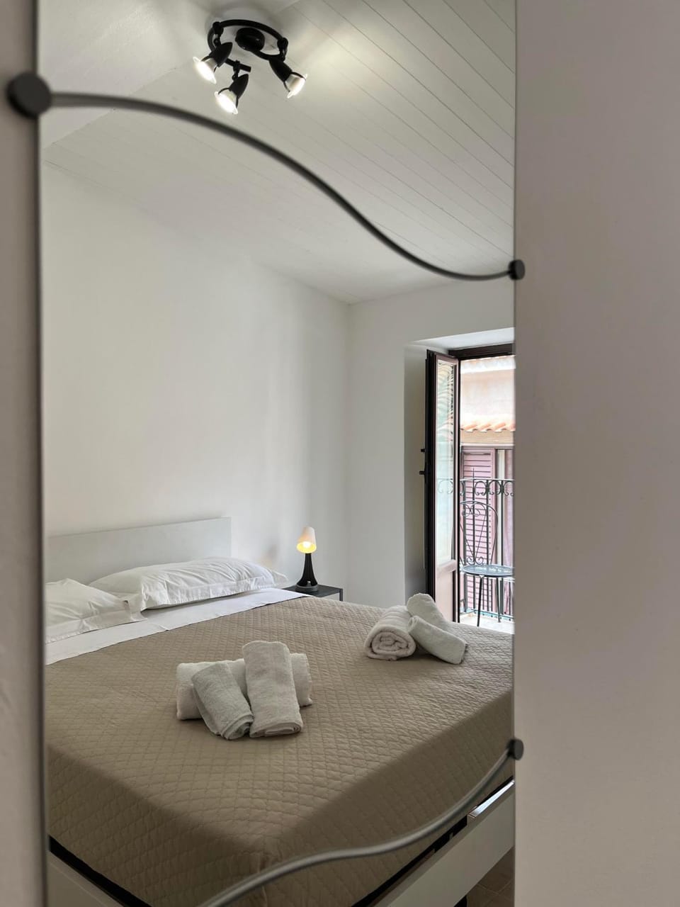 Bed, Balcony/Terrace, Photo of the whole room, Bedroom, Quiet street view, towels