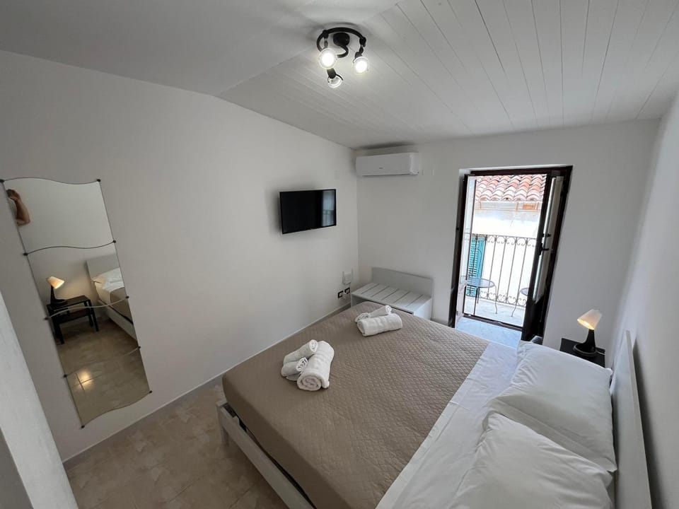 Bed, TV and multimedia, Balcony/Terrace, Photo of the whole room, Bedroom, towels, wardrobe, air conditioner