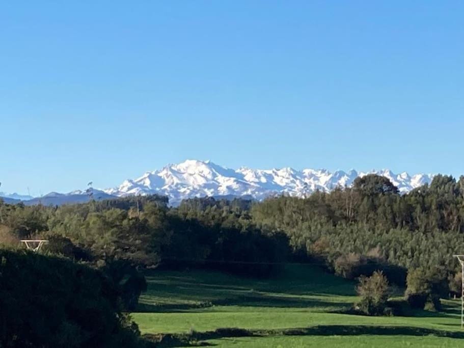 El Balcón de Comillas, chalet con jardín House in Western coast of Cantabria