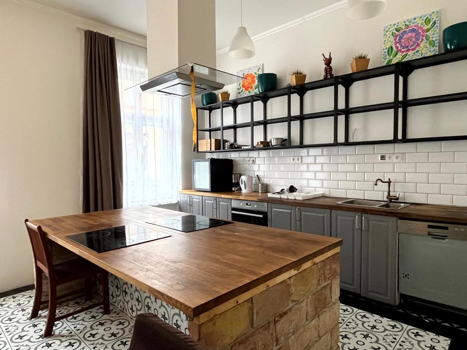 Kitchen or kitchenette, Dining area, stove