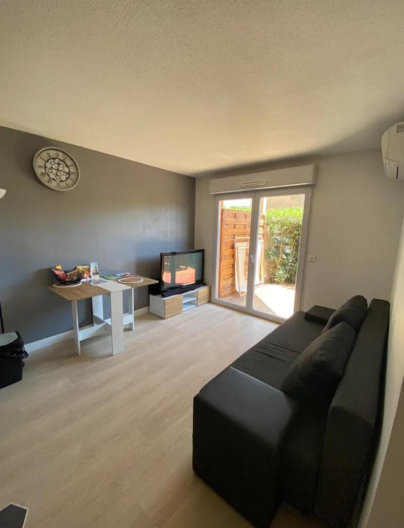 A 15 min de la plage, piscine, joli T2 Rénové Apartment in Fréjus