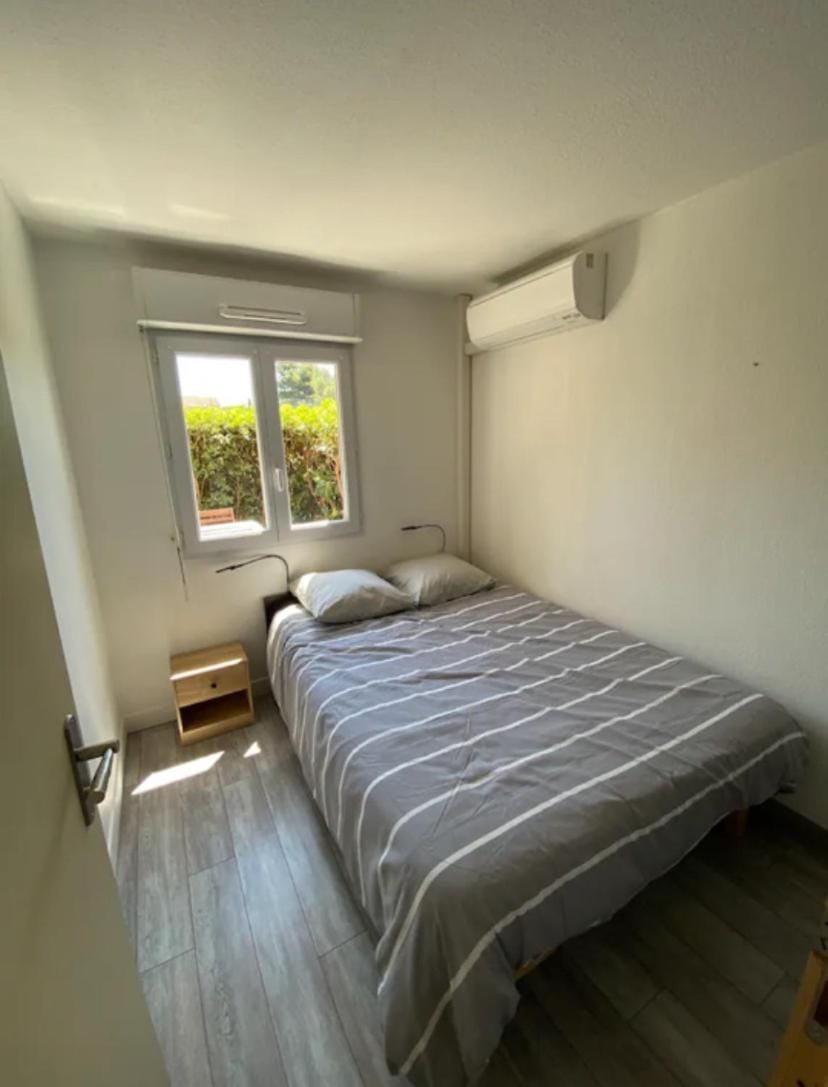 A 15 min de la plage, piscine, joli T2 Rénové Apartment in Fréjus