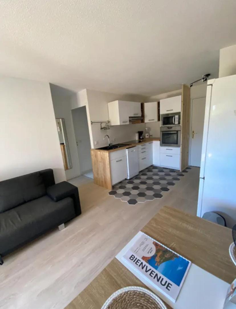 A 15 min de la plage, piscine, joli T2 Rénové Apartment in Fréjus