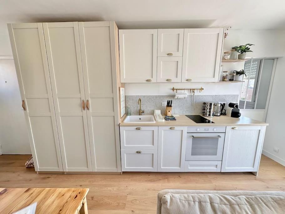 Coffee/tea facilities, Kitchen or kitchenette, dishwasher, oven, stove