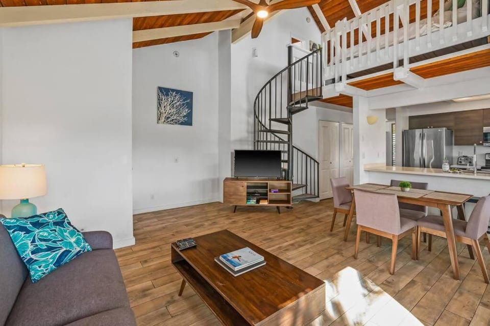 Modern, Bright & Airy Home with Hot Tub and Views Apartment in Princeville