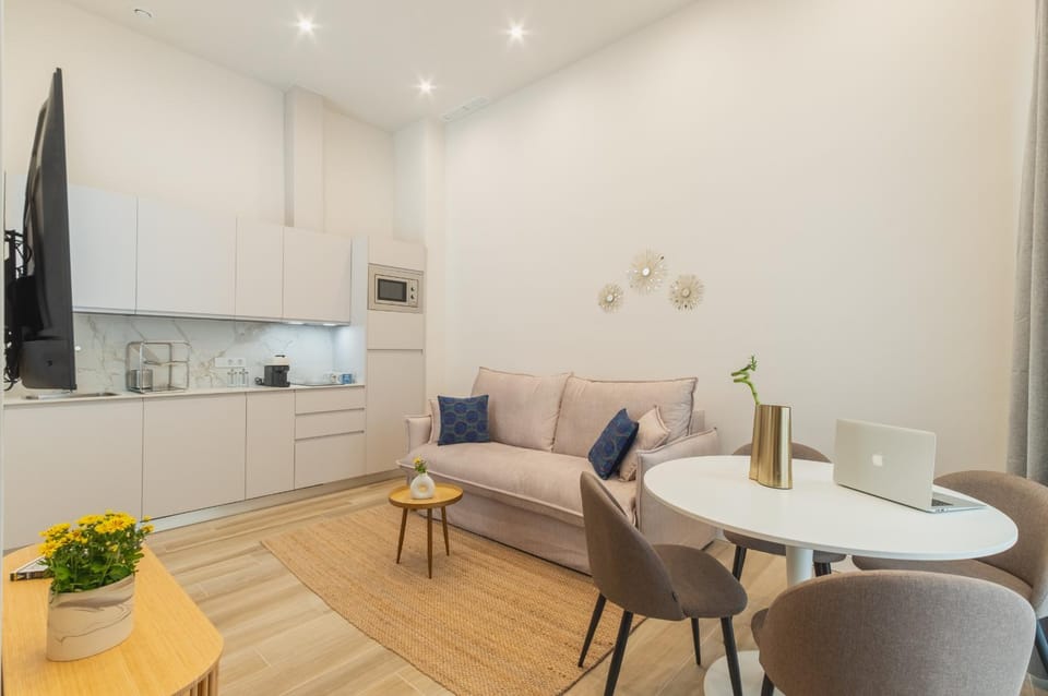 TV and multimedia, Kitchen or kitchenette, Living room, Seating area, Dining area