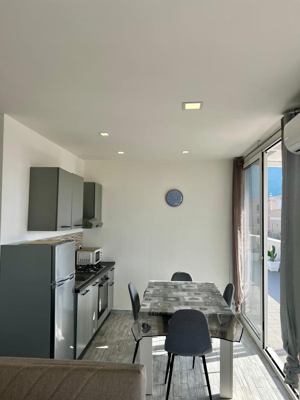 TV and multimedia, Kitchen or kitchenette, Living room, Dining area, microwave, oven