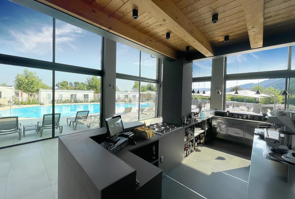 Restaurant/places to eat, Lounge or bar, Breakfast