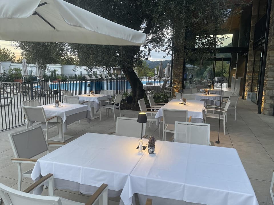 Restaurant/places to eat, Swimming pool, Breakfast, furniture