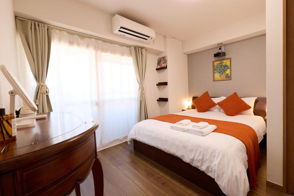 Bedroom, towels