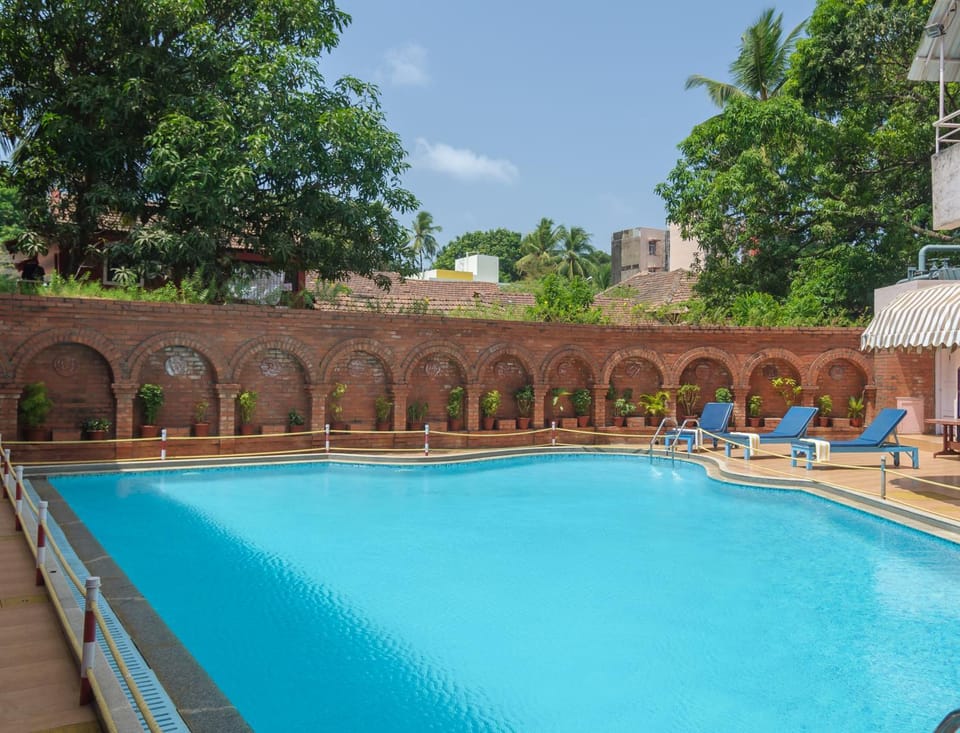 Day, Swimming pool