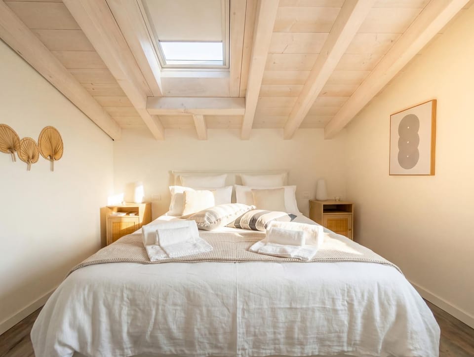 Bed, Bedroom, towels