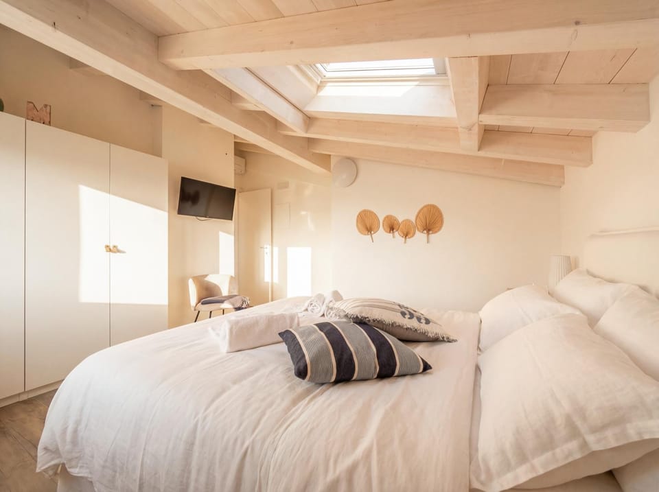 Bed, TV and multimedia, Photo of the whole room, Bedroom, wardrobe, air conditioner