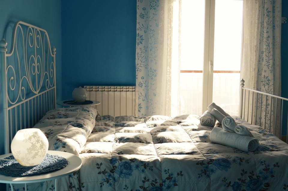 Bed, TV and multimedia, Coffee/tea facilities, Balcony/Terrace, Bedroom, City view, Landmark view, Sea view, Lunch, Dinner