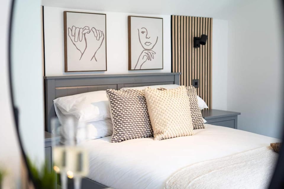 Stylish 2 Bedroom Cottage With Hot Tub And Parking House in Bewdley