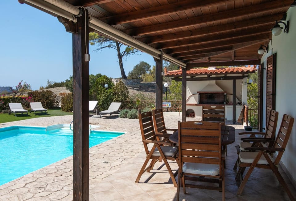 BBQ facilities, Dining area, Swimming pool, sunbed