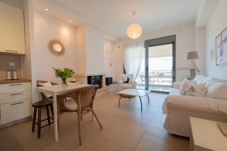 TV and multimedia, Living room, Photo of the whole room, Dining area