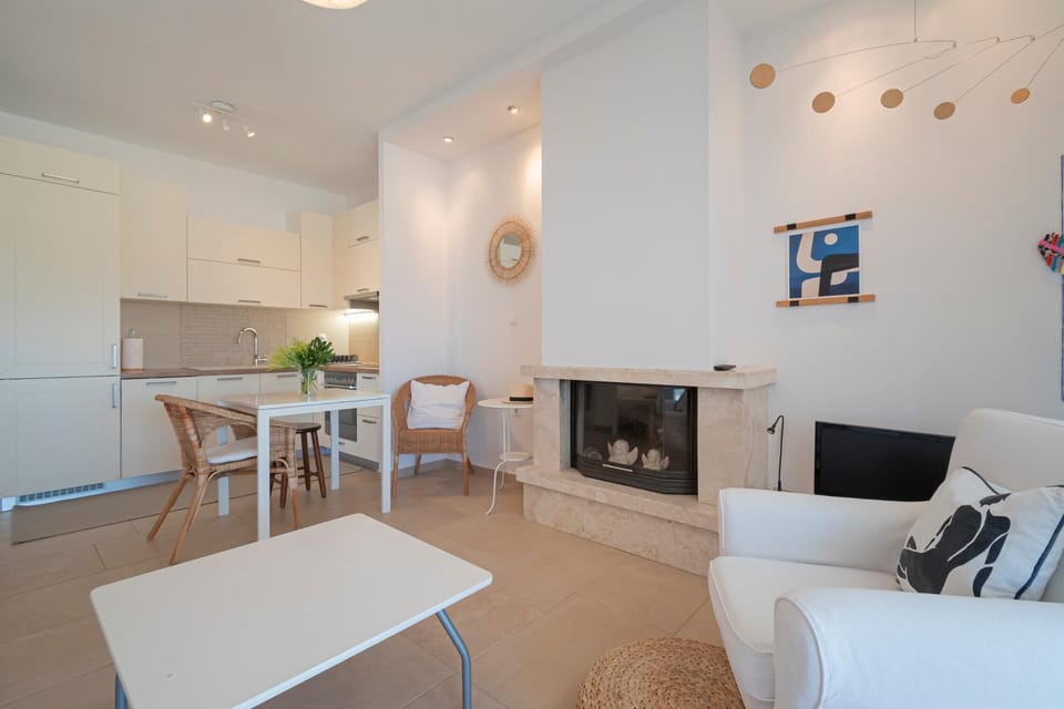 TV and multimedia, Kitchen or kitchenette, Living room, Seating area, Dining area