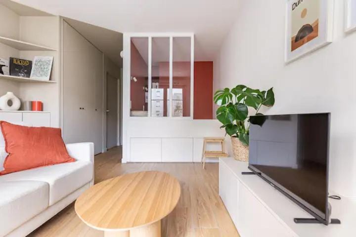 Appartement cosy avec terrasse proche de Paris Apartment in Saint-Denis, France