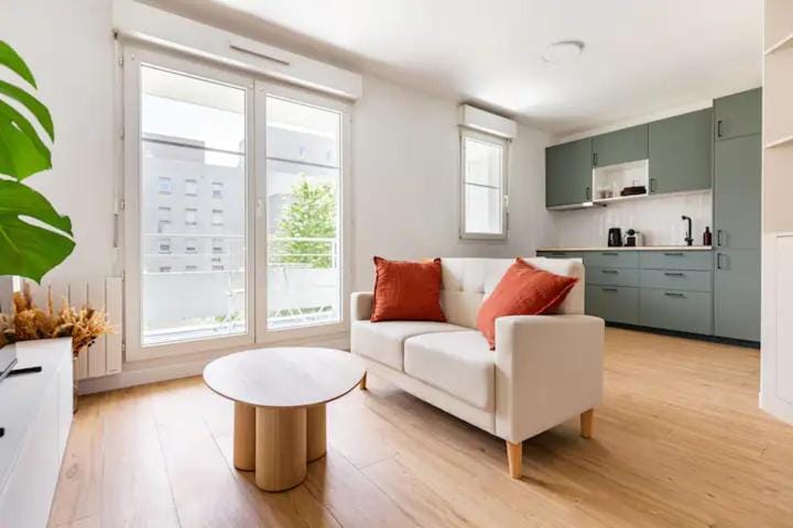 Appartement cosy avec terrasse proche de Paris Apartment in Saint-Denis, France