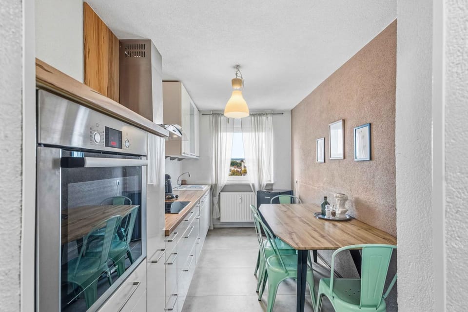 Coffee/tea facilities, Dining area, dishwasher, oven, kitchen