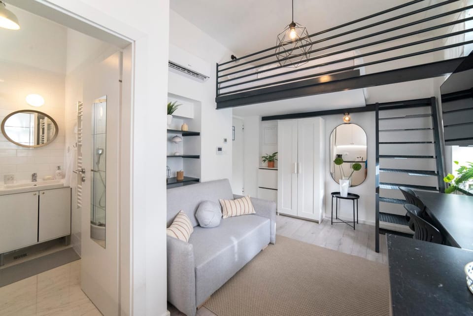 Kitchen or kitchenette, Seating area, oven