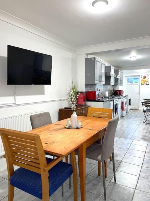 Communal lounge/ TV room, Communal lounge/ TV room, TV and multimedia, Kitchen or kitchenette, Kitchen or kitchenette, Seating area