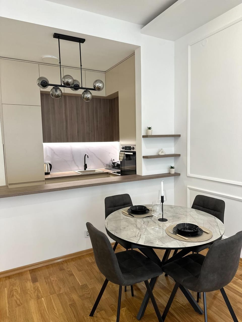 Kitchen or kitchenette, Dining area