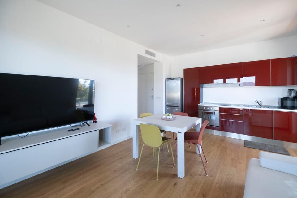 TV and multimedia, Kitchen or kitchenette, Living room, Seating area, Dining area
