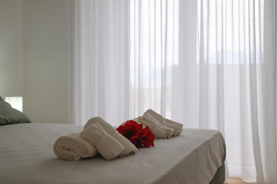 Photo of the whole room, towels