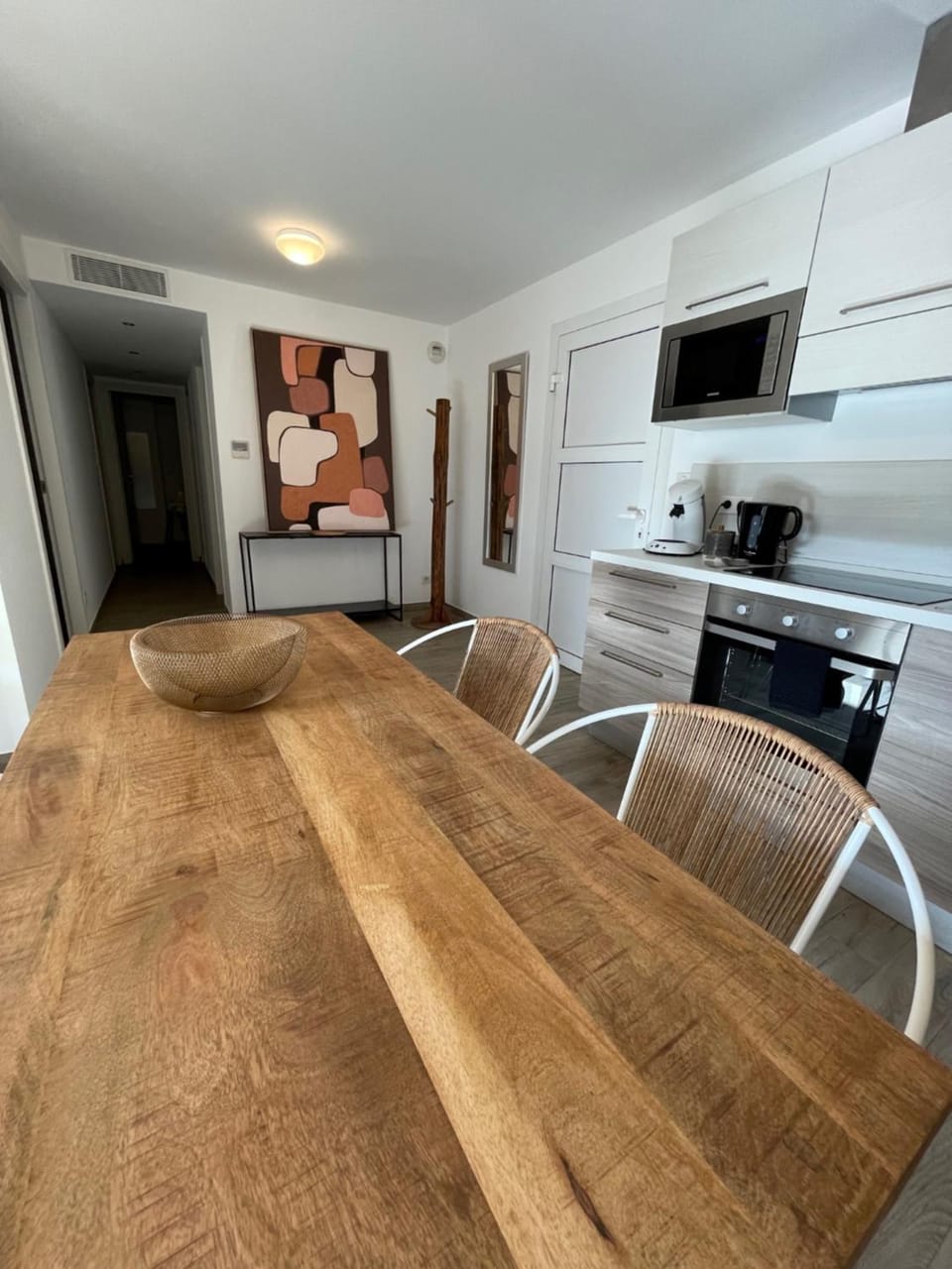 Kitchen or kitchenette, Living room, Seating area, Dining area