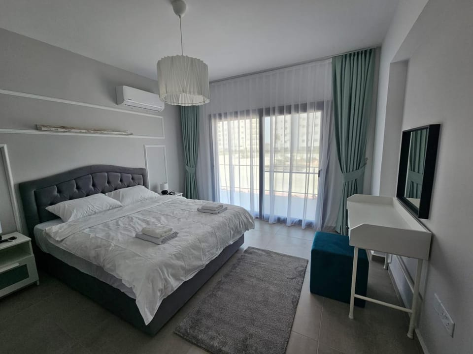 Bed, TV and multimedia, Photo of the whole room, Bedroom, hair dresser