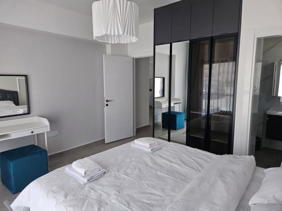 Bed, TV and multimedia, Photo of the whole room, Bedroom, hair dresser, towels, wardrobe
