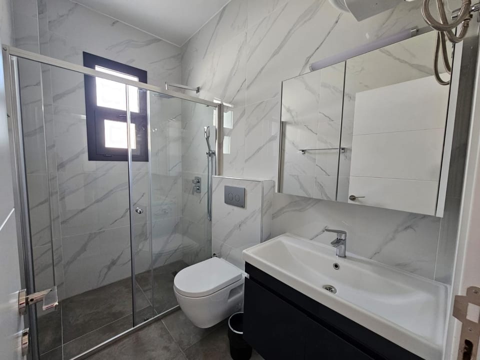 Shower, Toilet, Bathroom, Bath, towels